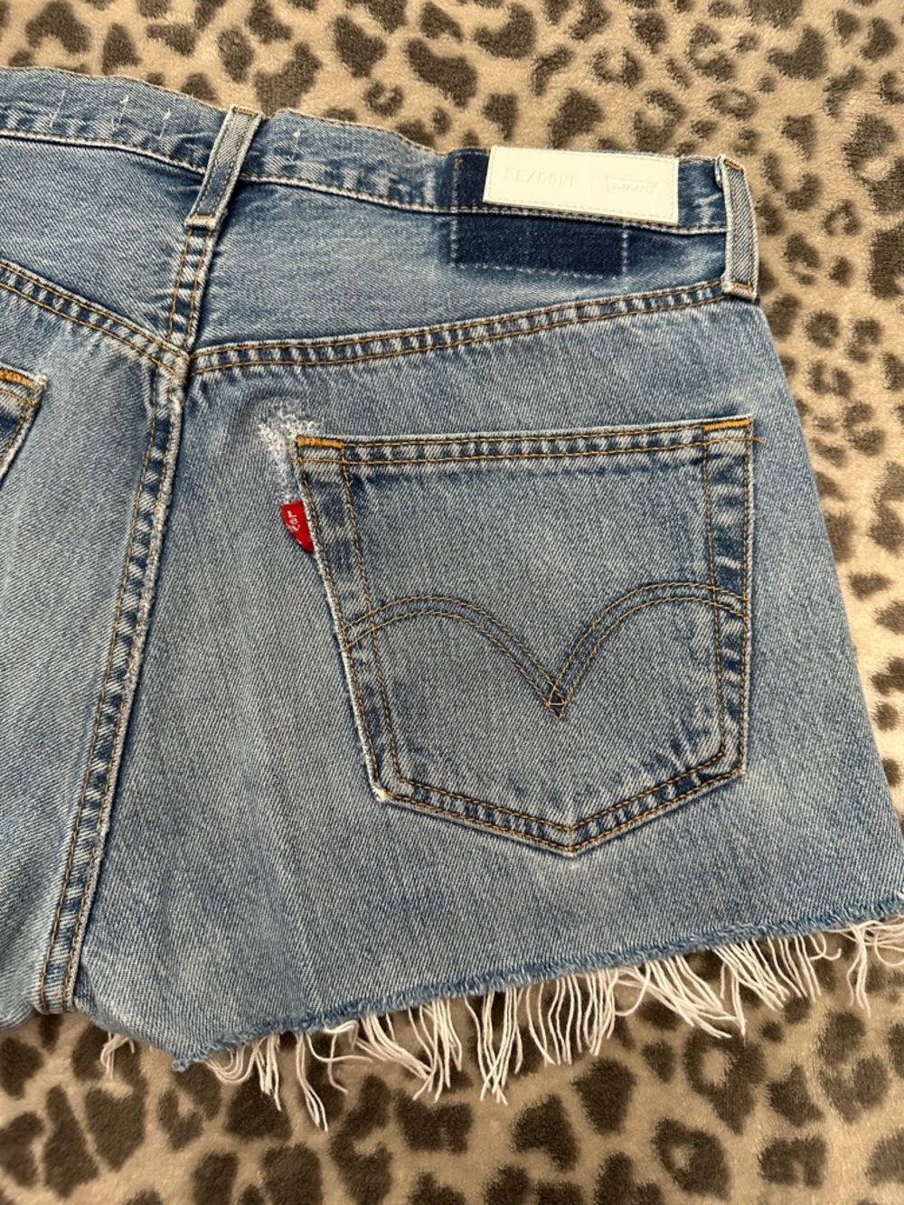 Levi's RE/DONE High Waisted Button Fly Cutoff Jean Shorts in Blue Wash Size 28 - Picture 11 of 17